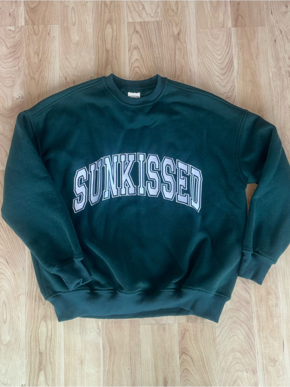 SUNKISSED Pullover Crewneck Sweatshirt in Dark Green